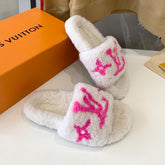 LV WOMEN'S PASEO FLAT SLIPPER IN WHITE FLEECE WITH BRIGHT PINK LOGO