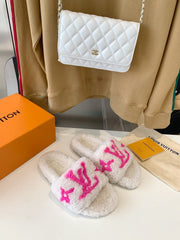 LV WOMEN'S PASEO FLAT SLIPPER IN WHITE FLEECE WITH BRIGHT PINK LOGO