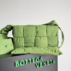 BV CASSETTE 32 BAG IN GREEN FERN POLYAMIDE