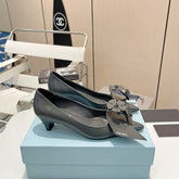 PUMPS KITTEN HEEL IN GRAY SHINY CALFSKIN ATTACHED FLOWERS