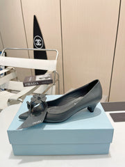 PUMPS KITTEN HEEL IN GRAY SHINY CALFSKIN ATTACHED FLOWERS