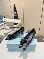 POINTED TOE PUMPS KITTEN HEEL IN BLACK GLOSSY LAMBSKIN WITH BOW