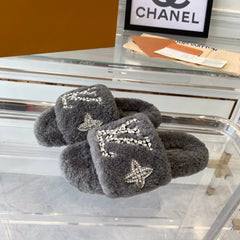 LV WOMEN'S PASEO FLAT SLIPPER IN GREY FLEECE