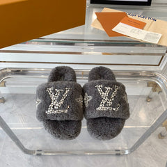 LV WOMEN'S PASEO FLAT SLIPPER IN GREY FLEECE