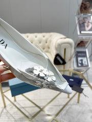 MEDIUM HEEL PUMPS IN WHITE PATENT CALFSKIN ATTACHED CREATIVE FLOWERS