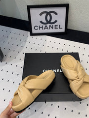 TWISTED SLIPPERS IN DARK CREAM LAMBSKIN