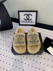 THICK-SOLED SLIPPERS IN BEIGE CREAM SHEEP WOOL