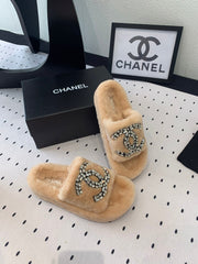 THICK-SOLED SLIPPERS IN BRIGHT CREAM SHEEP WOOL