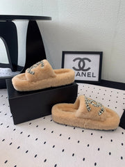 THICK-SOLED SLIPPERS IN BRIGHT CREAM SHEEP WOOL