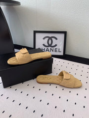 CC SLIPPERS IN YELLOW CREAM CALFSKIN