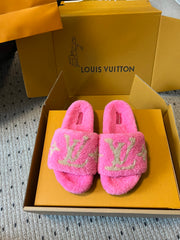 SLIPPER IN BRIGHT PINK FLEECE WITH CAMEL BEIGE LOGO