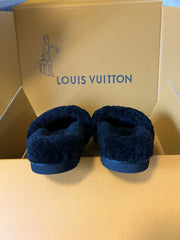 SLIPPER IN BLACK FLEECE WITH BEIGE LOGO