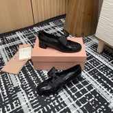 MARY JANE MID HEEL PUMPS IN BLACK PATENT LAMBSKIN WITH BOW