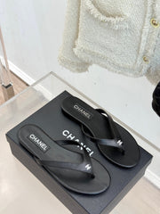 FLAT THONG SANDALS IN BLACK CALFKSIN EMBOSSED CRYSTAL