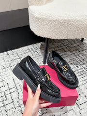 VLTN LOAFER 25S IN BLACK CALFSKIN WITH GOLD HARDWARE