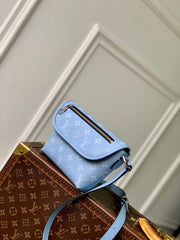 PULSE MESSENGER 22.5 IN BLUE MONOGRAM COATED CANVAS AND CALFSKIN