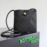 BOTTEGA VENETA 25S TOSCA BAG 19 IN BLACK CALFSKIN GOLD HARDWARE
