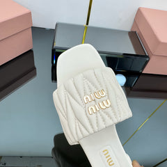 MATELASSÉ SLIDES IN OFF WHITE CALFSKIN