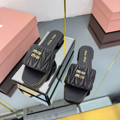 MATELASSÉ SLIDES IN BLACK CALFSKIN