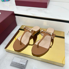 THONG SANDALS IN BROWN LAMBSKIN WITH GOLD HARDWARE