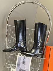 HM 25S POINTED-TOE KNEE-HIGH BOOTS IN BLACK GLOSSY LAMBSKIN