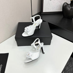 CC HEEL SANDAL 25S IN WHITE LAMBSKIN WITH CAMELLIA