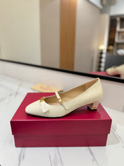 VLTN VLOGO SIGNATURE ROUND-TOE HEELS 25S IN CREAM WHITE LAMBSKIN SNAKE-EMBOSSED