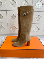 HM 25S TALL BOOTS 90 MM IN WARM BEIGE GOLD SUEDE