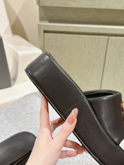 RISE SANDALS IN BLACK SHINY LAMBSKIN GOLD BUCKLE