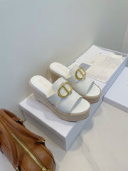 MONTAIGNE WEDGE SLIDE 95MM IN WHITE CALFSKIN