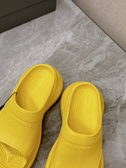 POOL CROCS SLIDE SANDAL IN YELLOW RUBBER