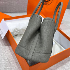 GARDEN PARTY 23CM IN GREY CALFSKIN