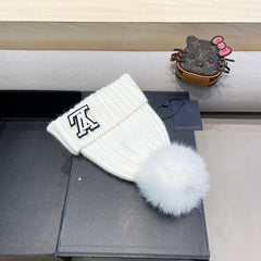 KNITTED BEANIE HAT IN WHITE WOOL 413368