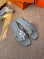 0RAN SANDALS IN WARM GRAY CALFSKIN