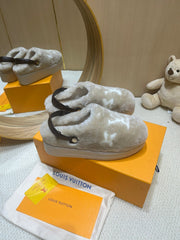 ASPEN COMFORT CLOG IN KHAKI BEIGE MIX WHITE FLEECE