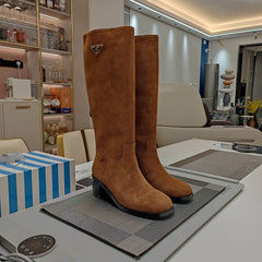 KNEE BOOTS WITH TRIANGLE LOGO IN CAMEL SUEDE