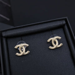 TWISTED ROPE STUD EARRINGS IN METAL WITH WHITE PEARLS