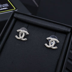 TWISTED ROPE STUD EARRINGS IN METAL WITH WHITE PEARLS