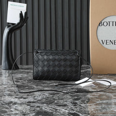 BOTTEGA VENETA 25S ANDIAMO POUCH 19 IN BLACK CALFSKIN GOLD HARDWARE