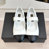 FLAT SHOES IN BLACK AND WHITE LAMBSKIN GOLD HARDWARE