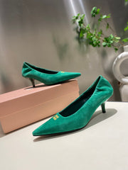 POINTED-TOE MID HEEL PUMPS IN GREEN SUEDE