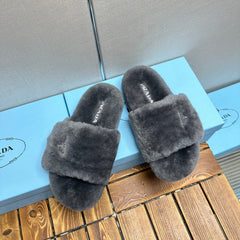 THICK-SOLED FUR SLIDES GRAY WITH TRIANGLE LOGO