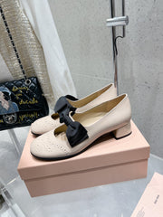 MARY JANE MID HEEL PUMPS IN BEIGE PATENT LAMBSKIN WITH BOW