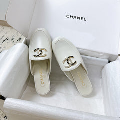 CC FLAT MULE IN WHITE CALFSKIN HARDWARE WITH ROCK MIX CHAIN