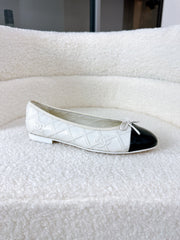 BALLET FLATS BOW IN WHITE CALFSKIN QUILTED AND BLACK GLOSSY