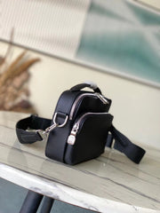 AVENUE MESSENGER 22 IN BLACK CALFSKIN