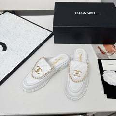 CHANEL 25S MULES WITH CHAIN DETAIL IN WHITE CALFSKIN GOLD HARDWRE
