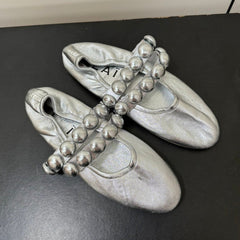 ALAIA SPHERE BALLET FLATS IN SILVER LAMBSKIN