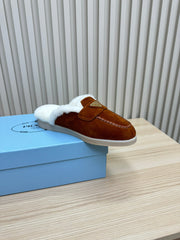 TRIANGLE LOGO FLATS IN RED BROWN SUEDE AND FUR LINING