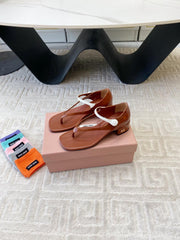 HIGH HEEL THONG SANDALS IN SMOKY UMBER GLOSSY SHEEPSKIN